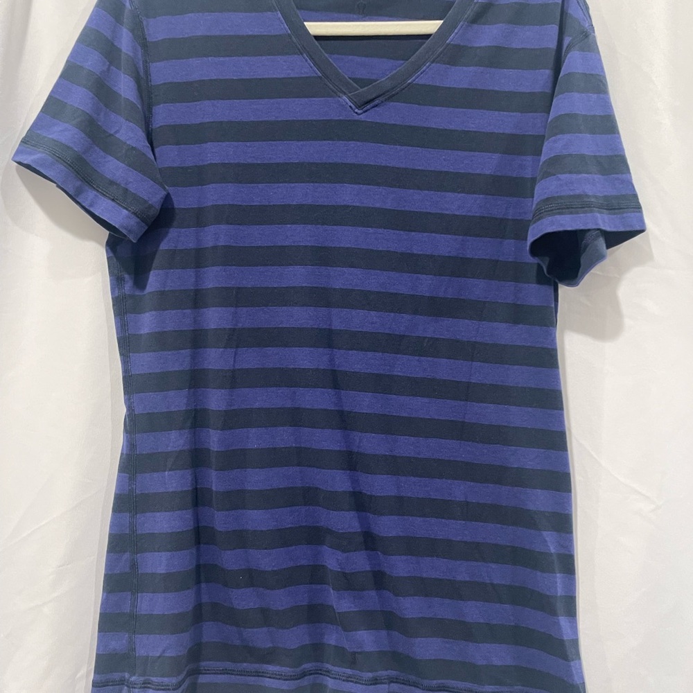 Lululemon Men’s Striped Blue and Black V-Neck T-Shirt Sz Small